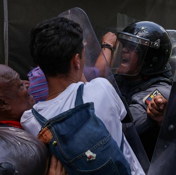 Chaos di Venezuela, Massa Demo Upah Murah Bentrok dengan Polisi