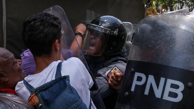 Chaos di Venezuela, Massa Demo Upah Murah Bentrok dengan Polisi