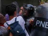 Chaos di Venezuela, Massa Demo Upah Murah Bentrok dengan Polisi