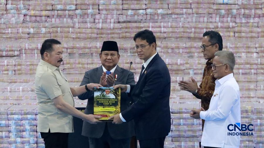 Penyerahan secara simbolis Jaksa Agung ST Burhanuddin kepada Menteri Keuangan Purbaya Yudhi Sadewa yang disaksikan langsung Presiden Prabowo Subianto dalam kegiatan Penyerahan Denda Administratif dan Penyelamatan Keuangan Negara Serta Penguasaan Kembali Kawasan Hutan Tahap VI di Kejaksaan Agung, Jakarta, Jumat (10/04/2026). (CNBC Indonesia/Muhammad Sabki)