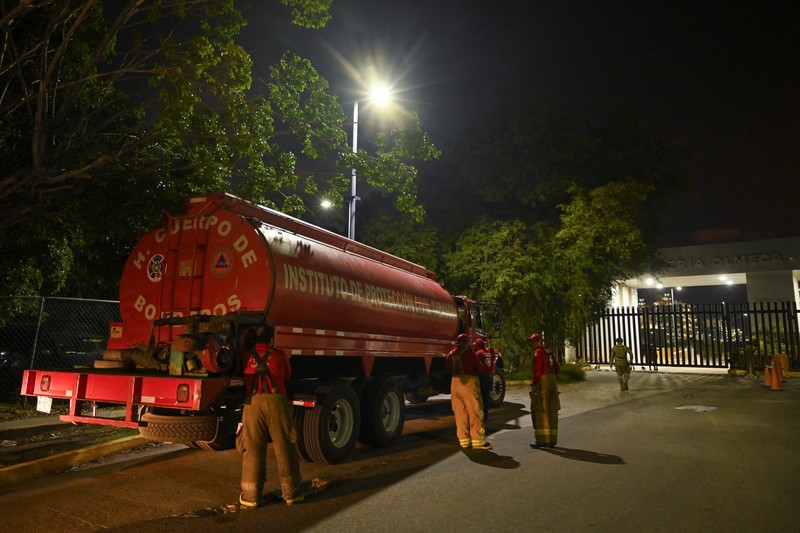 Asap dan api membubung dari kilang Olmeca milik Pemex di Dos Bocas, menyusul kebakaran di fasilitasnya di Paraiso, negara bagian Tabasco, Meksiko, 9 April 2026. (Choco Vlog via Facebook/via REUTERS)