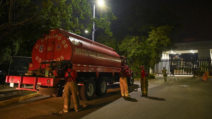 Asap dan api membubung dari kilang Olmeca milik Pemex di Dos Bocas, menyusul kebakaran di fasilitasnya di Paraiso, negara bagian Tabasco, Meksiko, 9 April 2026. (Choco Vlog via Facebook/via REUTERS)