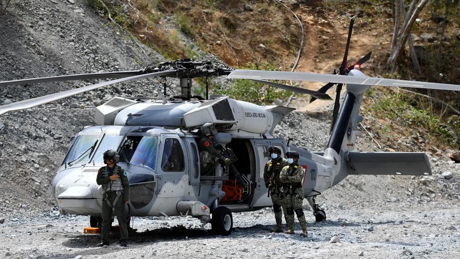 Anggota tim penyelamat berupaya menyelamatkan penambang Francisco Zapata Najera, 42 tahun, selama pencarian empat penambang lainnya setelah terjadi runtuhan di tambang Minerales de Sinaloa, di kotamadya El Rosario, negara bagian Sinaloa, Meksiko, 8 April 2026. (REUTERS/Stringer)
