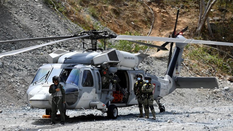 Anggota tim penyelamat berupaya menyelamatkan penambang Francisco Zapata Najera, 42 tahun, selama pencarian empat penambang lainnya setelah terjadi runtuhan di tambang Minerales de Sinaloa, di kotamadya El Rosario, negara bagian Sinaloa, Meksiko, 8 April 2026. (REUTERS/Stringer)