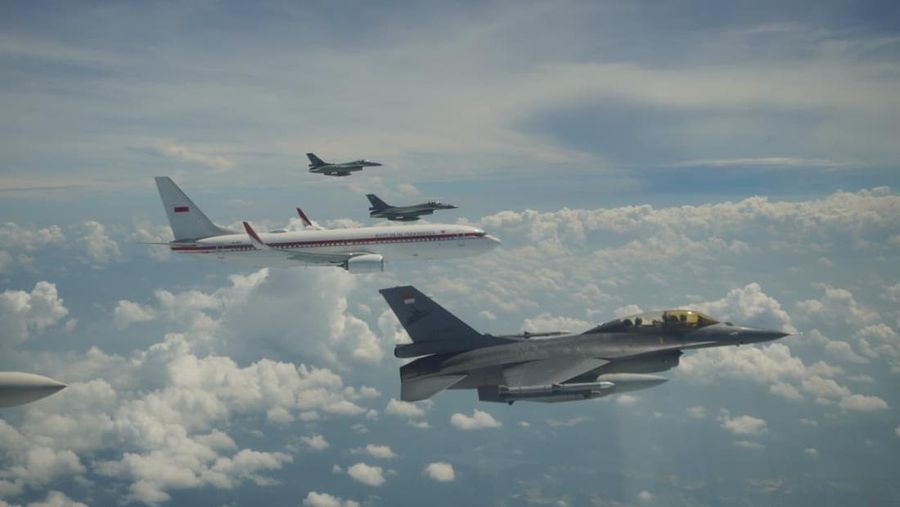 Pesawat Kepresidenan yang membawa Presiden Prabowo Subianto dari Pangkalan Udara Halim Perdanakusuma, Jakarta menuju Pangkalan Udara Adisutjipto, Kabupaten Sleman mendapat pengawalan udara dari Tentara Nasional Indonesia Angkatan Udara. (Dok. Sekretariat Presiden)