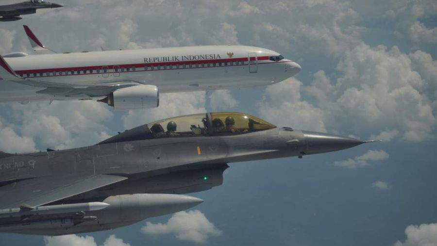 Pesawat Kepresidenan yang membawa Presiden Prabowo Subianto dari Pangkalan Udara Halim Perdanakusuma, Jakarta menuju Pangkalan Udara Adisutjipto, Kabupaten Sleman mendapat pengawalan udara dari Tentara Nasional Indonesia Angkatan Udara. (Dok. Sekretariat Presiden)