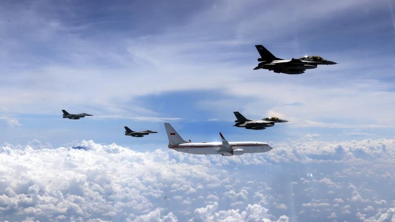 Pesawat Kepresidenan yang membawa Presiden Prabowo Subianto dari Pangkalan Udara Halim Perdanakusuma, Jakarta menuju Pangkalan Udara Adisutjipto, Kabupaten Sleman mendapat pengawalan udara dari Tentara Nasional Indonesia Angkatan Udara. (Dok. Sekretariat Presiden)