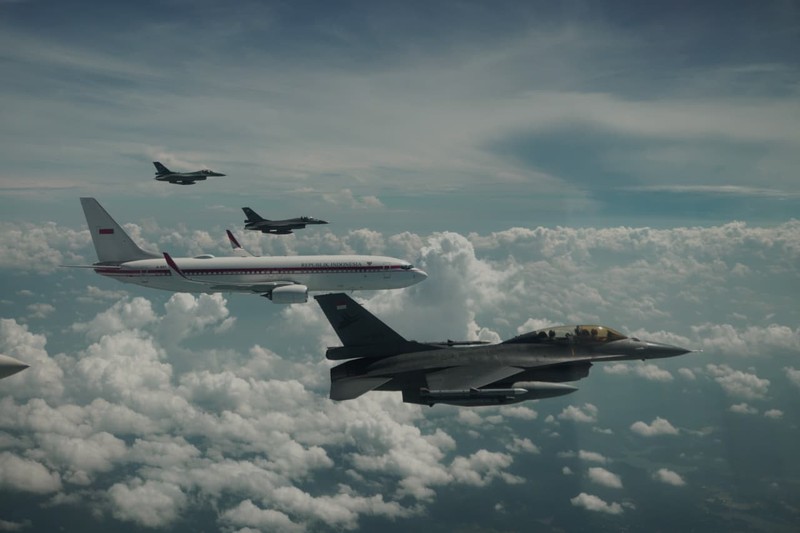 Pesawat Kepresidenan yang membawa Presiden Prabowo Subianto dari Pangkalan Udara Halim Perdanakusuma, Jakarta menuju Pangkalan Udara Adisutjipto, Kabupaten Sleman mendapat pengawalan udara dari Tentara Nasional Indonesia Angkatan Udara. (Dok. Sekretariat Presiden)