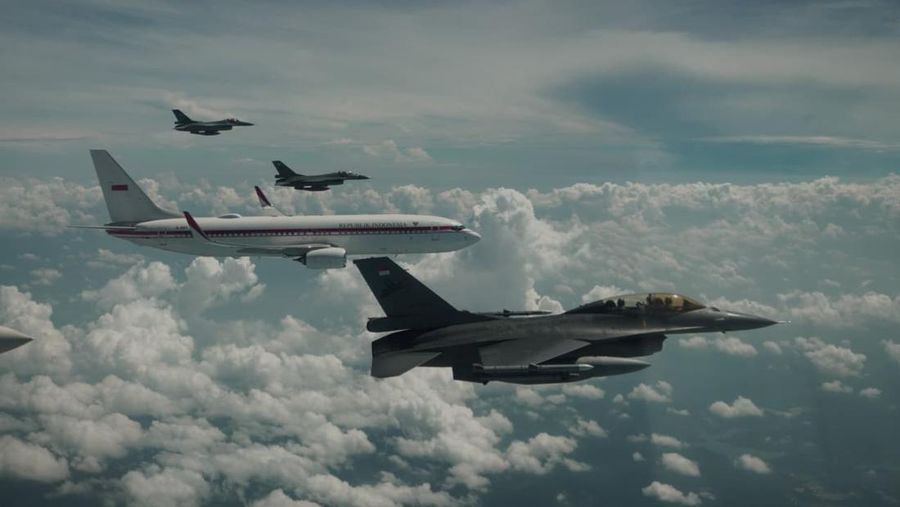 Pesawat Kepresidenan yang membawa Presiden Prabowo Subianto dari Pangkalan Udara Halim Perdanakusuma, Jakarta menuju Pangkalan Udara Adisutjipto, Kabupaten Sleman mendapat pengawalan udara dari Tentara Nasional Indonesia Angkatan Udara. (Dok. Sekretariat Presiden)