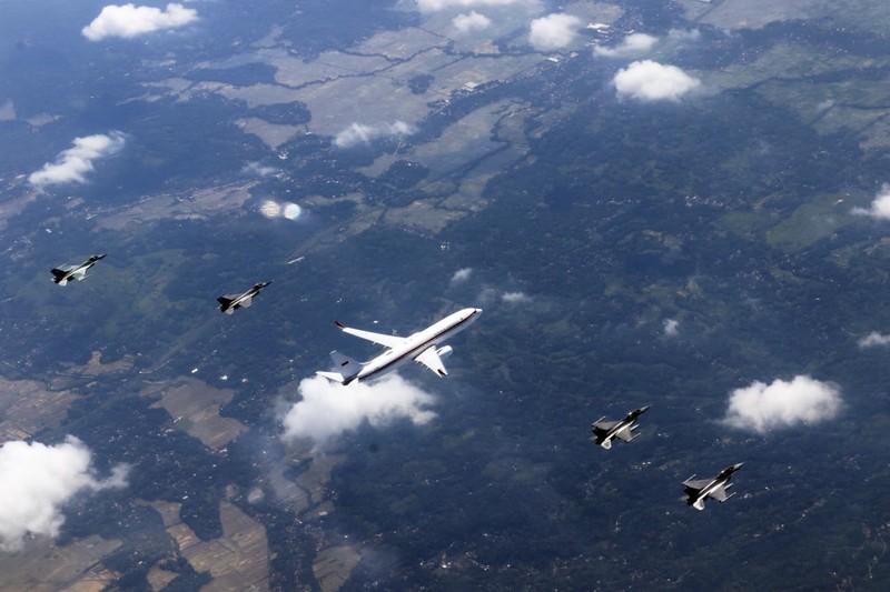 Pesawat Kepresidenan yang membawa Presiden Prabowo Subianto dari Pangkalan Udara Halim Perdanakusuma, Jakarta menuju Pangkalan Udara Adisutjipto, Kabupaten Sleman mendapat pengawalan udara dari Tentara Nasional Indonesia Angkatan Udara. (Dok. Sekretariat Presiden)