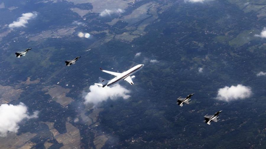 Pesawat Kepresidenan yang membawa Presiden Prabowo Subianto dari Pangkalan Udara Halim Perdanakusuma, Jakarta menuju Pangkalan Udara Adisutjipto, Kabupaten Sleman mendapat pengawalan udara dari Tentara Nasional Indonesia Angkatan Udara. (Dok. Sekretariat Presiden)