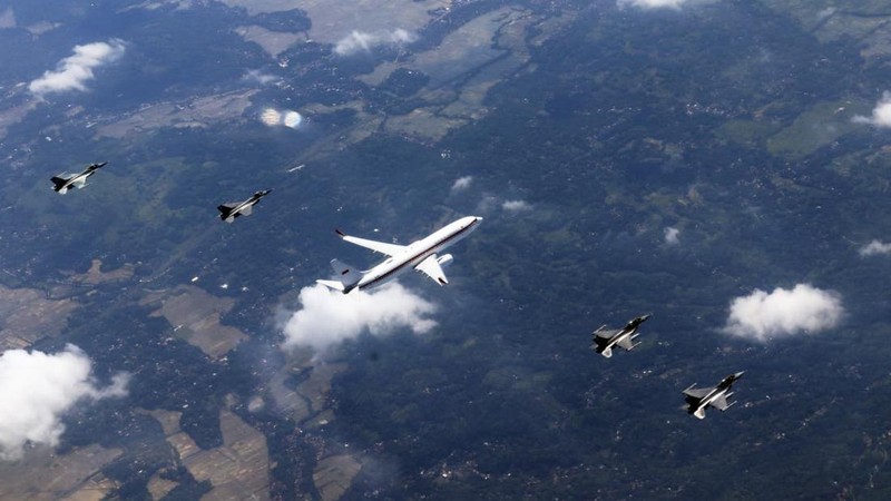 Pesawat Kepresidenan yang membawa Presiden Prabowo Subianto dari Pangkalan Udara Halim Perdanakusuma, Jakarta menuju Pangkalan Udara Adisutjipto, Kabupaten Sleman mendapat pengawalan udara dari Tentara Nasional Indonesia Angkatan Udara. (Dok. Sekretariat Presiden)