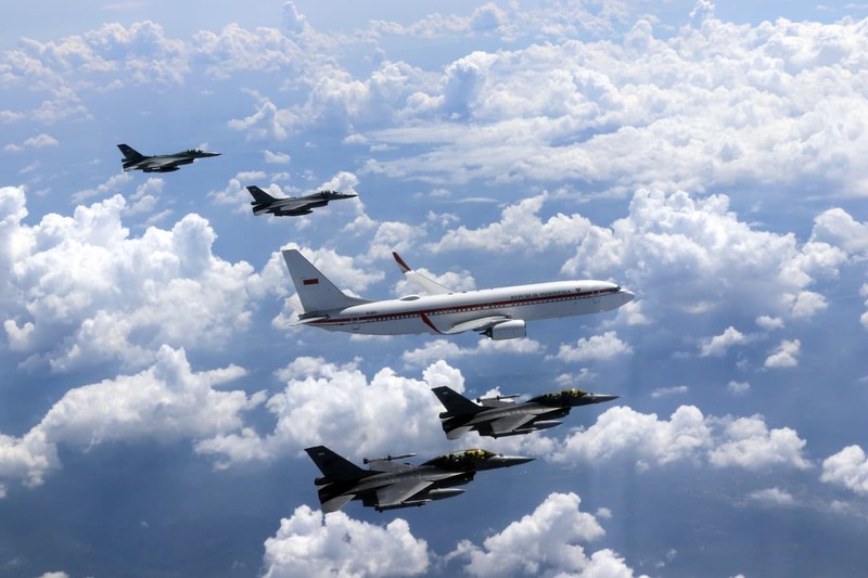 Pesawat Kepresidenan yang membawa Presiden Prabowo Subianto dari Pangkalan Udara Halim Perdanakusuma, Jakarta menuju Pangkalan Udara Adisutjipto, Kabupaten Sleman mendapat pengawalan udara dari Tentara Nasional Indonesia Angkatan Udara. (Dok. Sekretariat Presiden)