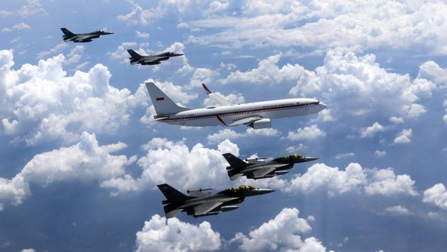 Momen Pesawat Prabowo Dikawal Jet Tempur F-16 dan KAI T-50 Golden Eagle