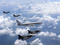 Momen Pesawat Prabowo Dikawal Jet Tempur F-16 & KAI T-50 Golden Eagle