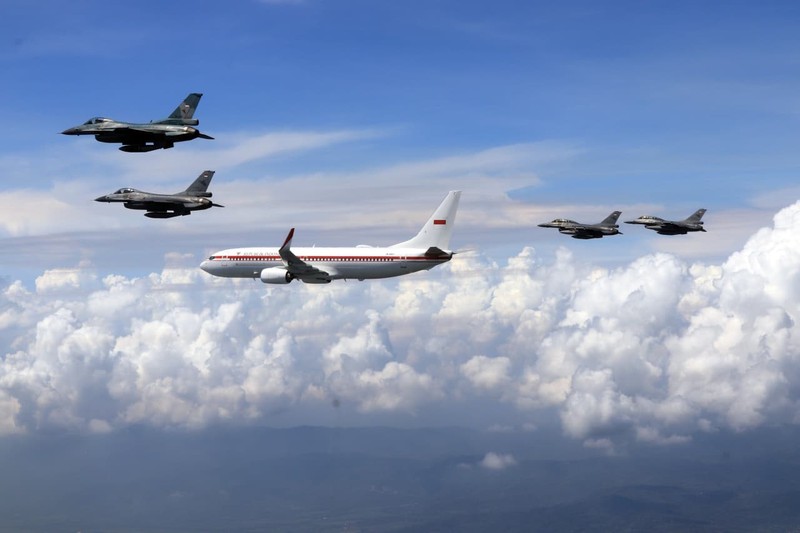 Pesawat Kepresidenan yang membawa Presiden Prabowo Subianto dari Pangkalan Udara Halim Perdanakusuma, Jakarta menuju Pangkalan Udara Adisutjipto, Kabupaten Sleman mendapat pengawalan udara dari Tentara Nasional Indonesia Angkatan Udara. (Dok. Sekretariat Presiden)