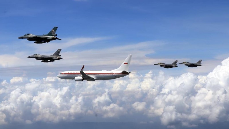 Pesawat Kepresidenan yang membawa Presiden Prabowo Subianto dari Pangkalan Udara Halim Perdanakusuma, Jakarta menuju Pangkalan Udara Adisutjipto, Kabupaten Sleman mendapat pengawalan udara dari Tentara Nasional Indonesia Angkatan Udara. (Dok. Sekretariat Presiden)