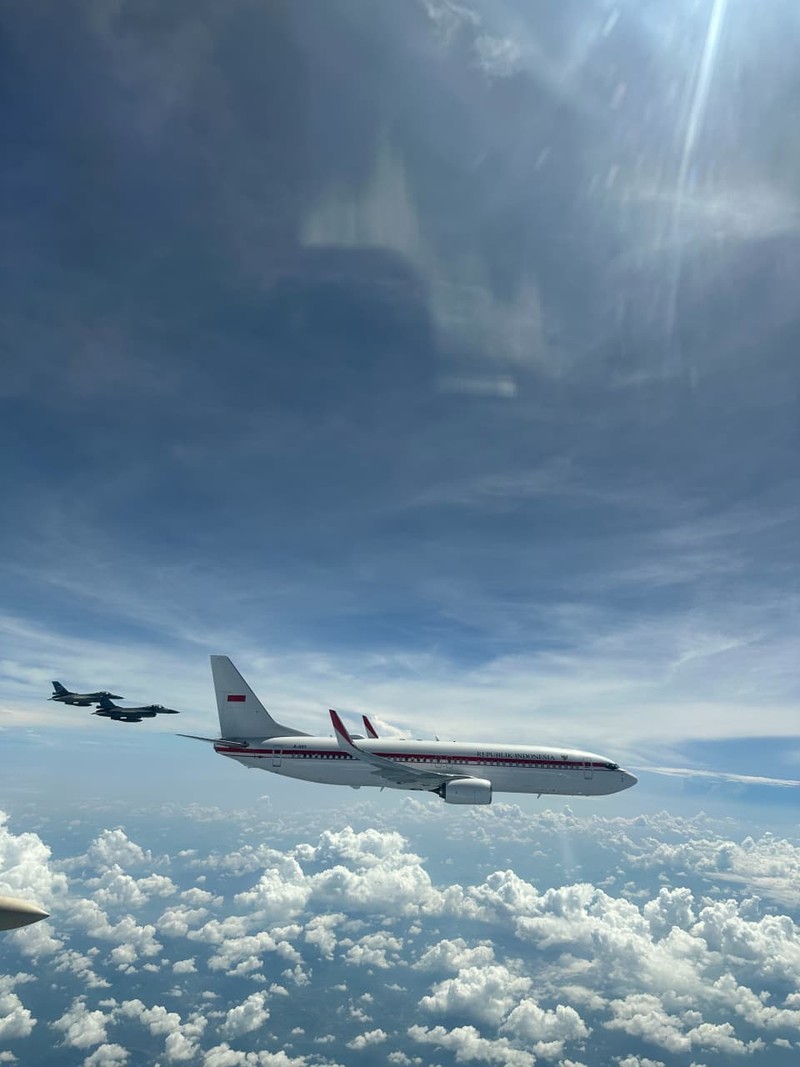 Pesawat Kepresidenan yang membawa Presiden Prabowo Subianto dari Pangkalan Udara Halim Perdanakusuma, Jakarta menuju Pangkalan Udara Adisutjipto, Kabupaten Sleman mendapat pengawalan udara dari Tentara Nasional Indonesia Angkatan Udara. (Dok. Sekretariat Presiden)