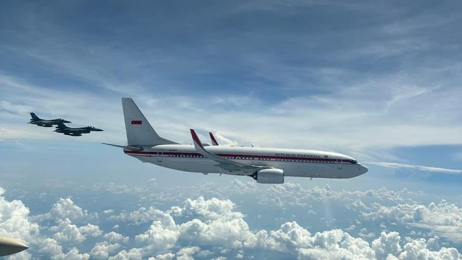 Pesawat Kepresidenan yang membawa Presiden Prabowo Subianto dari Pangkalan Udara Halim Perdanakusuma, Jakarta menuju Pangkalan Udara Adisutjipto, Kabupaten Sleman mendapat pengawalan udara dari Tentara Nasional Indonesia Angkatan Udara. (Dok. Sekretariat Presiden)