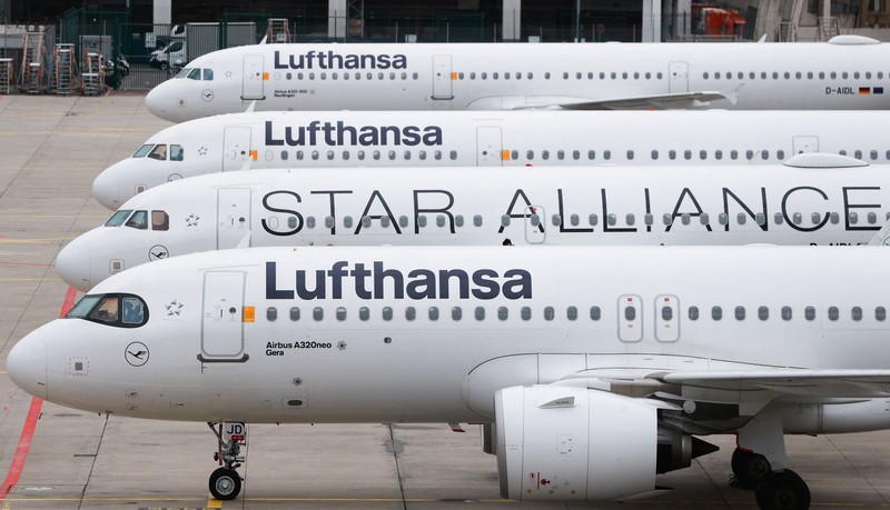 Orang-orang melihat papan informasi yang menampilkan penerbangan, yang sebagian besar dibatalkan, selama pemogokan oleh serikat UFO, yang mewakili awak kabin Lufthansa, di Bandara Frankfurt, Jerman, 10 April 2026. (REUTERS/Heiko Becker)