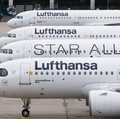Pesawat-pesawat Lufthansa Group diparkir di landasan pacu selama pemogokan oleh serikat UFO, yang mewakili awak kabin Lufthansa, di Bandara Frankfurt, Jerman, 10 April 2026. (REUTERS/Heiko Becker)