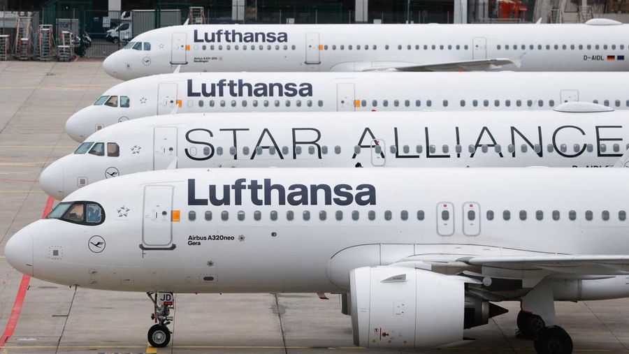 Orang-orang melihat papan informasi yang menampilkan penerbangan, yang sebagian besar dibatalkan, selama pemogokan oleh serikat UFO, yang mewakili awak kabin Lufthansa, di Bandara Frankfurt, Jerman, 10 April 2026. (REUTERS/Heiko Becker)