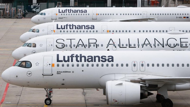 Orang-orang melihat papan informasi yang menampilkan penerbangan, yang sebagian besar dibatalkan, selama pemogokan oleh serikat UFO, yang mewakili awak kabin Lufthansa, di Bandara Frankfurt, Jerman, 10 April 2026. (REUTERS/Heiko Becker)