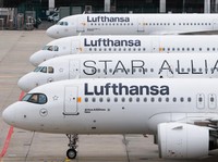 Pesawat-pesawat Lufthansa Group diparkir di landasan pacu selama pemogokan oleh serikat UFO, yang mewakili awak kabin Lufthansa, di Bandara Frankfurt, Jerman, 10 April 2026. (REUTERS/Heiko Becker)