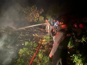 Tumpukan Sampah Terbakar di Nusa Penida, Api Menyala Setinggi Tiang Listrik