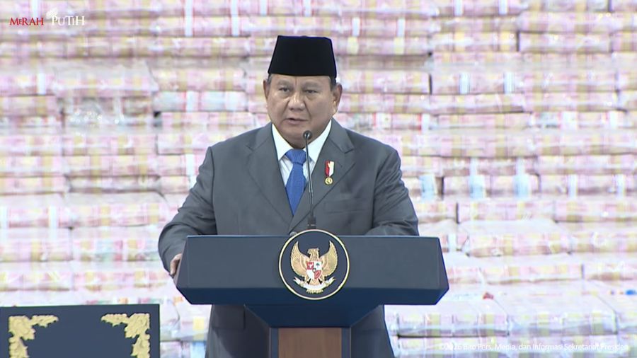 Presiden Prabowo Subianto menyampaikan sambutan Penyerahan Denda Administratif dan Penyelamatan Keuangan Negara Serta Penguasaan Kembali Kawasan Hutan Tahap VI Gedung Bundar Kejaksaan Agung, Jakarta, Jumat (10/04/2026). (Tangkapan Layar Youtube/Sekretariat Presiden)