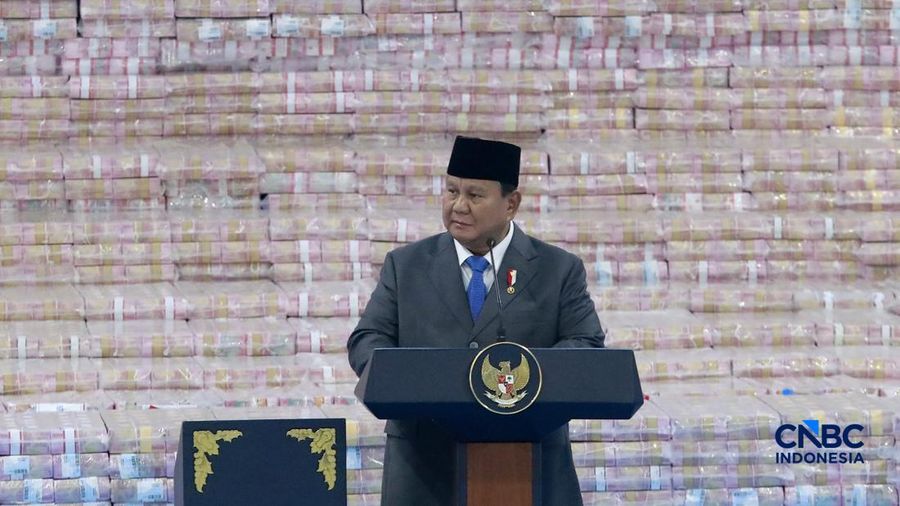 Penyerahan secara simbolis Jaksa Agung ST Burhanuddin kepada Menteri Keuangan Purbaya Yudhi Sadewa yang disaksikan langsung Presiden Prabowo Subianto dalam kegiatan Penyerahan Denda Administratif dan Penyelamatan Keuangan Negara Serta Penguasaan Kembali Kawasan Hutan Tahap VI di Kejaksaan Agung, Jakarta, Jumat (10/04/2026). (CNBC Indonesia/Muhammad Sabki)