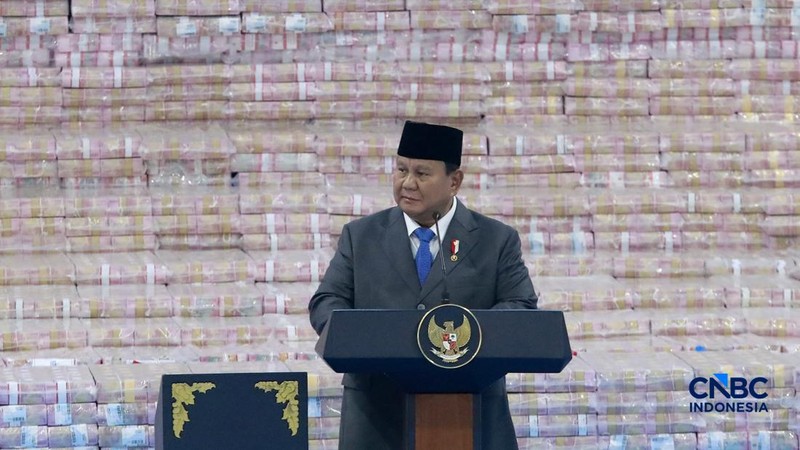 Penyerahan secara simbolis Jaksa Agung ST Burhanuddin kepada Menteri Keuangan Purbaya Yudhi Sadewa yang disaksikan langsung Presiden Prabowo Subianto dalam kegiatan Penyerahan Denda Administratif dan Penyelamatan Keuangan Negara Serta Penguasaan Kembali Kawasan Hutan Tahap VI di Kejaksaan Agung, Jakarta, Jumat (10/04/2026). (CNBC Indonesia/Muhammad Sabki)