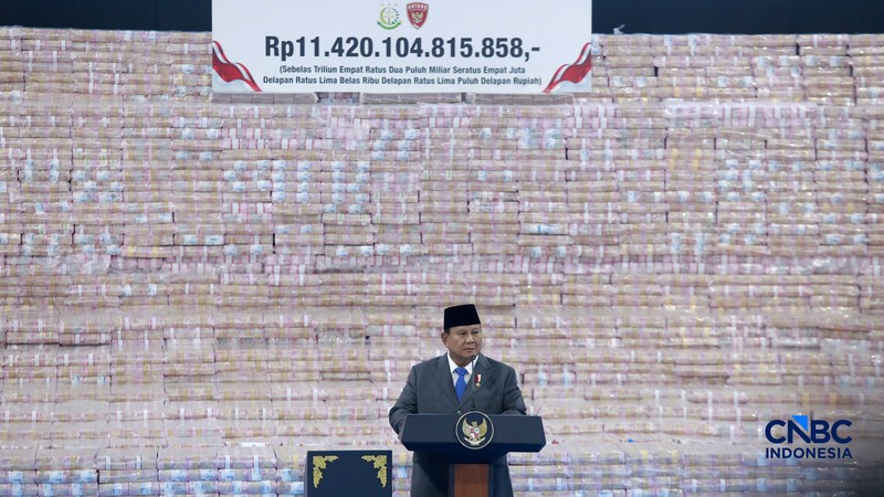 Penyerahan secara simbolis Jaksa Agung ST Burhanuddin kepada Menteri Keuangan Purbaya Yudhi Sadewa yang disaksikan langsung Presiden Prabowo Subianto dalam kegiatan Penyerahan Denda Administratif dan Penyelamatan Keuangan Negara Serta Penguasaan Kembali Kawasan Hutan Tahap VI di Kejaksaan Agung, Jakarta, Jumat (10/04/2026). (CNBC Indonesia/Muhammad Sabki)