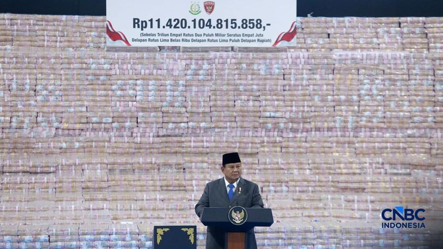 Penyerahan secara simbolis Jaksa Agung ST Burhanuddin kepada Menteri Keuangan Purbaya Yudhi Sadewa yang disaksikan langsung Presiden Prabowo Subianto dalam kegiatan Penyerahan Denda Administratif dan Penyelamatan Keuangan Negara Serta Penguasaan Kembali Kawasan Hutan Tahap VI di Kejaksaan Agung, Jakarta, Jumat (10/04/2026). (CNBC Indonesia/Muhammad Sabki)