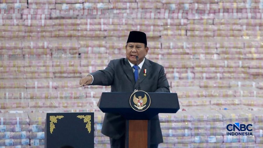 Presiden RI Prabowo Subianto memberi sambutan dalam Kegiatan Penyerahan Denda Administratif dan Penyelamatan Keuangan Negara Serta Penguasaan Kembali Kawasan Hutan Tahap VI di Kejaksaan Agung, Jakarta, Jumat (10/04/2026). (CNBC Indonesia/Muhammad Sabki)