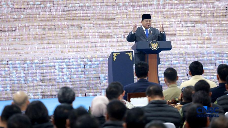 Penyerahan secara simbolis Jaksa Agung ST Burhanuddin kepada Menteri Keuangan Purbaya Yudhi Sadewa yang disaksikan langsung Presiden Prabowo Subianto dalam kegiatan Penyerahan Denda Administratif dan Penyelamatan Keuangan Negara Serta Penguasaan Kembali Kawasan Hutan Tahap VI di Kejaksaan Agung, Jakarta, Jumat (10/04/2026). (CNBC Indonesia/Muhammad Sabki)