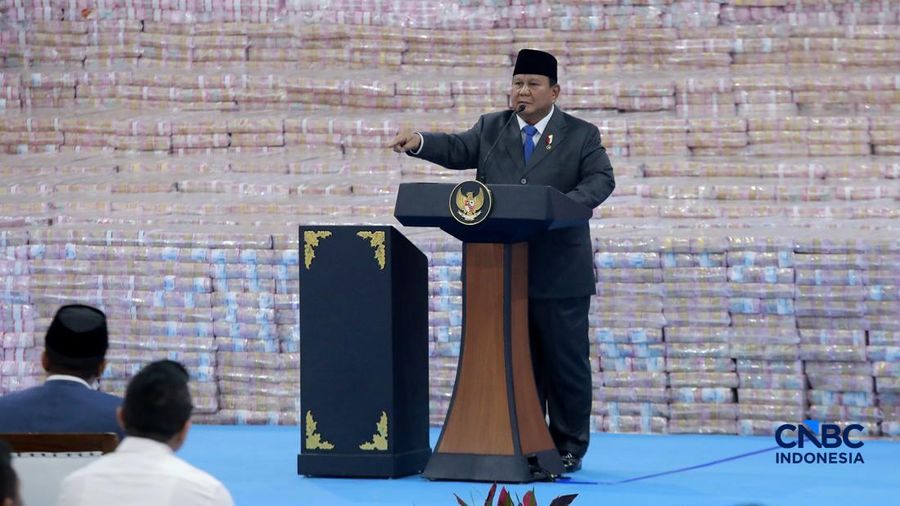 Penyerahan secara simbolis Jaksa Agung ST Burhanuddin kepada Menteri Keuangan Purbaya Yudhi Sadewa yang disaksikan langsung Presiden Prabowo Subianto dalam kegiatan Penyerahan Denda Administratif dan Penyelamatan Keuangan Negara Serta Penguasaan Kembali Kawasan Hutan Tahap VI di Kejaksaan Agung, Jakarta, Jumat (10/04/2026). (CNBC Indonesia/Muhammad Sabki)
