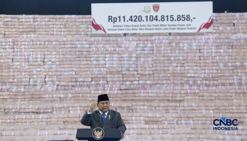 Penyerahan secara simbolis Jaksa Agung ST Burhanuddin kepada Menteri Keuangan Purbaya Yudhi Sadewa yang disaksikan langsung Presiden Prabowo Subianto dalam kegiatan Penyerahan Denda Administratif dan Penyelamatan Keuangan Negara Serta Penguasaan Kembali Kawasan Hutan Tahap VI di Kejaksaan Agung, Jakarta, Jumat (10/04/2026). (CNBC Indonesia/Muhammad Sabki)