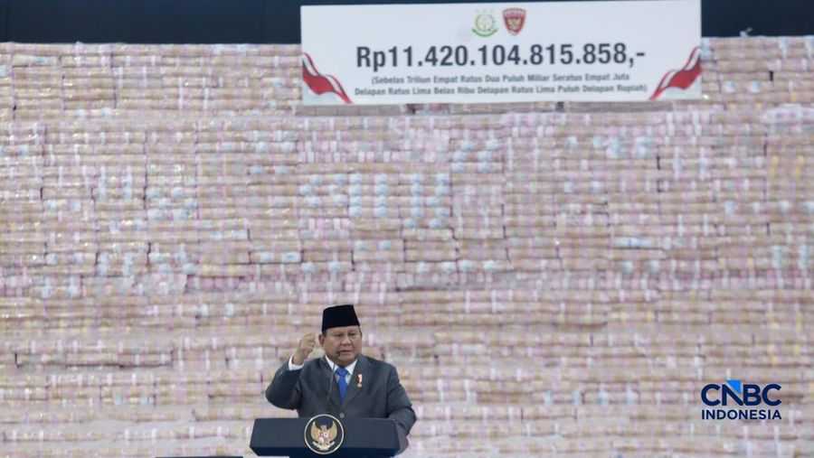 Penyerahan secara simbolis Jaksa Agung ST Burhanuddin kepada Menteri Keuangan Purbaya Yudhi Sadewa yang disaksikan langsung Presiden Prabowo Subianto dalam kegiatan Penyerahan Denda Administratif dan Penyelamatan Keuangan Negara Serta Penguasaan Kembali Kawasan Hutan Tahap VI di Kejaksaan Agung, Jakarta, Jumat (10/04/2026). (CNBC Indonesia/Muhammad Sabki)