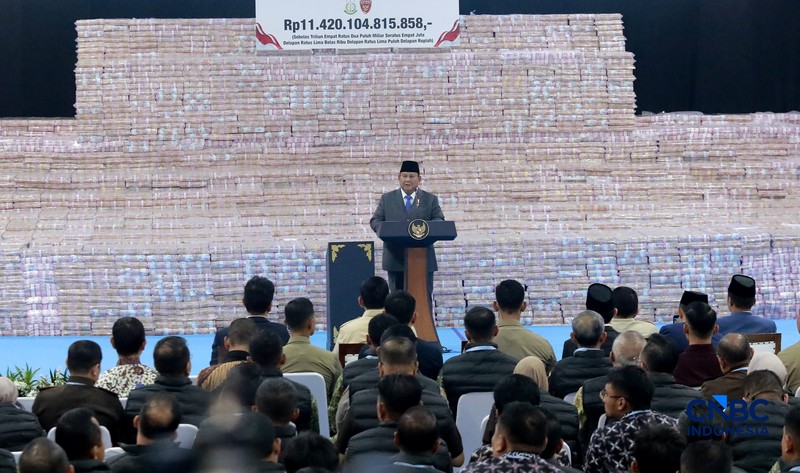 Penyerahan secara simbolis Jaksa Agung ST Burhanuddin kepada Menteri Keuangan Purbaya Yudhi Sadewa yang disaksikan langsung Presiden Prabowo Subianto dalam kegiatan Penyerahan Denda Administratif dan Penyelamatan Keuangan Negara Serta Penguasaan Kembali Kawasan Hutan Tahap VI di Kejaksaan Agung, Jakarta, Jumat (10/04/2026). (CNBC Indonesia/Muhammad Sabki)