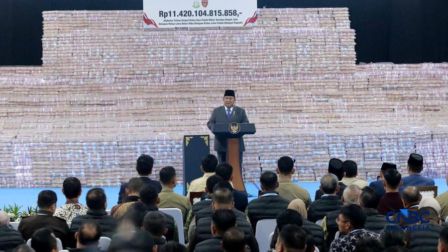 Penyerahan secara simbolis Jaksa Agung ST Burhanuddin kepada Menteri Keuangan Purbaya Yudhi Sadewa yang disaksikan langsung Presiden Prabowo Subianto dalam kegiatan Penyerahan Denda Administratif dan Penyelamatan Keuangan Negara Serta Penguasaan Kembali Kawasan Hutan Tahap VI di Kejaksaan Agung, Jakarta, Jumat (10/04/2026). (CNBC Indonesia/Muhammad Sabki)