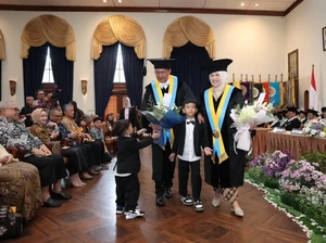 Suami-Istri Ini Bareng-bareng Dikukuhkan Jadi Guru Besar UGM