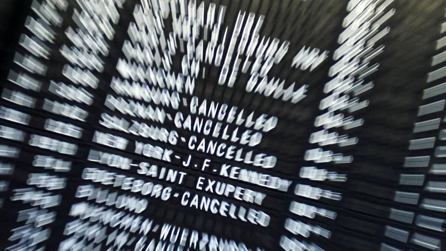 Orang-orang melihat papan informasi yang menampilkan penerbangan, yang sebagian besar dibatalkan, selama pemogokan oleh serikat UFO, yang mewakili awak kabin Lufthansa, di Bandara Frankfurt, Jerman, 10 April 2026. (REUTERS/Heiko Becker)