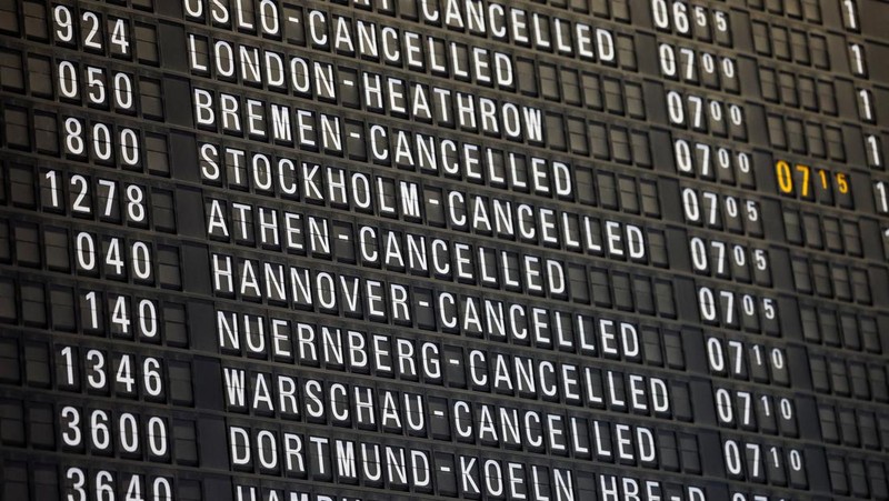 Orang-orang melihat papan informasi yang menampilkan penerbangan, yang sebagian besar dibatalkan, selama pemogokan oleh serikat UFO, yang mewakili awak kabin Lufthansa, di Bandara Frankfurt, Jerman, 10 April 2026. (REUTERS/Heiko Becker)