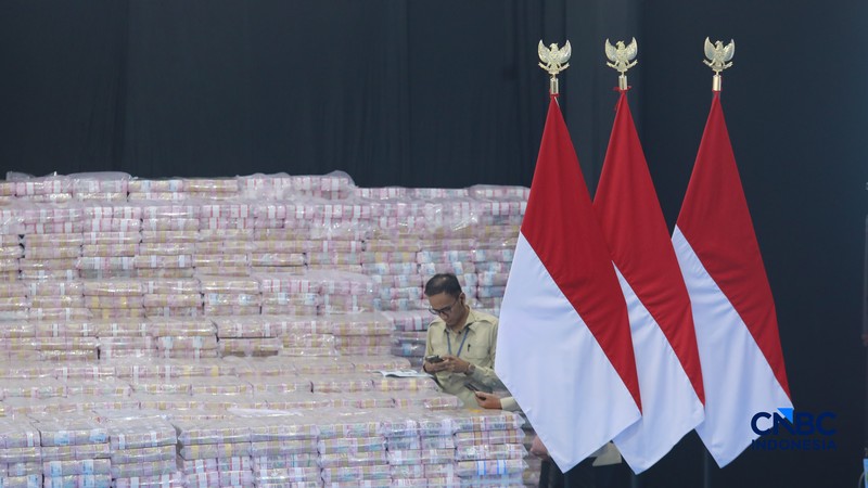 Sejumlah uang sitaan dalam Kegiatan Penyerahan Denda Administratif dan Penyelamatan Keuangan Negara Serta Penguasaan Kembali Kawasan Hutan Tahap VI Gedung Bundar Kejaksaan Agung, Jakarta, Jumat (10/04/2026). (CNBC Indonesia/Muhammad Sabki)