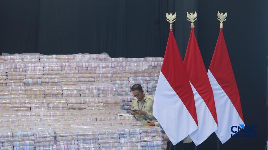 Sejumlah uang sitaan dalam Kegiatan Penyerahan Denda Administratif dan Penyelamatan Keuangan Negara Serta Penguasaan Kembali Kawasan Hutan Tahap VI Gedung Bundar Kejaksaan Agung, Jakarta, Jumat (10/04/2026). (CNBC Indonesia/Muhammad Sabki)