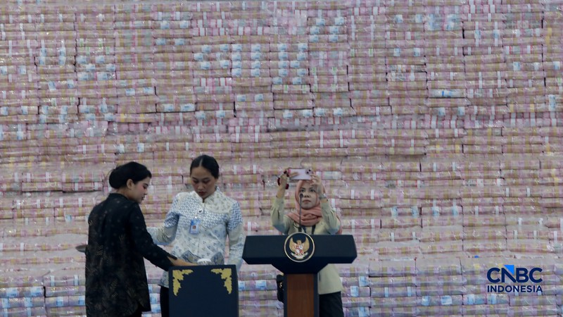 Sejumlah uang sitaan dalam Kegiatan Penyerahan Denda Administratif dan Penyelamatan Keuangan Negara Serta Penguasaan Kembali Kawasan Hutan Tahap VI Gedung Bundar Kejaksaan Agung, Jakarta, Jumat (10/04/2026). (CNBC Indonesia/Muhammad Sabki)