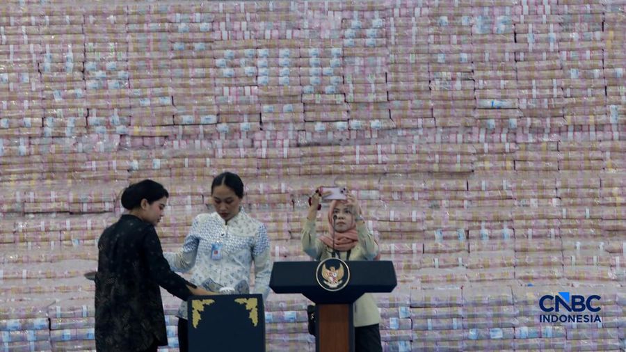 Sejumlah uang sitaan dalam Kegiatan Penyerahan Denda Administratif dan Penyelamatan Keuangan Negara Serta Penguasaan Kembali Kawasan Hutan Tahap VI Gedung Bundar Kejaksaan Agung, Jakarta, Jumat (10/04/2026). (CNBC Indonesia/Muhammad Sabki)