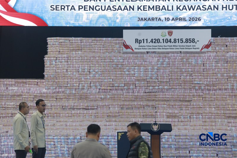 Sejumlah uang sitaan dalam Kegiatan Penyerahan Denda Administratif dan Penyelamatan Keuangan Negara Serta Penguasaan Kembali Kawasan Hutan Tahap VI Gedung Bundar Kejaksaan Agung, Jakarta, Jumat (10/04/2026). (CNBC Indonesia/Muhammad Sabki)
