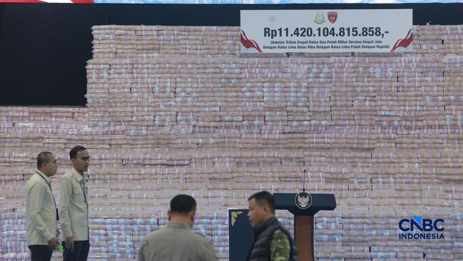 Sejumlah uang sitaan dalam Kegiatan Penyerahan Denda Administratif dan Penyelamatan Keuangan Negara Serta Penguasaan Kembali Kawasan Hutan Tahap VI Gedung Bundar Kejaksaan Agung, Jakarta, Jumat (10/04/2026). (CNBC Indonesia/Muhammad Sabki)